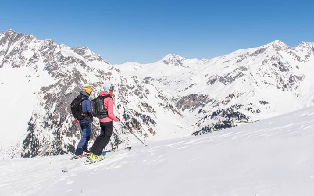 Zwei Skifahrer genießen die herrlichen Ausblicke vom Arlberger Albona - Hausberg in Stuben.